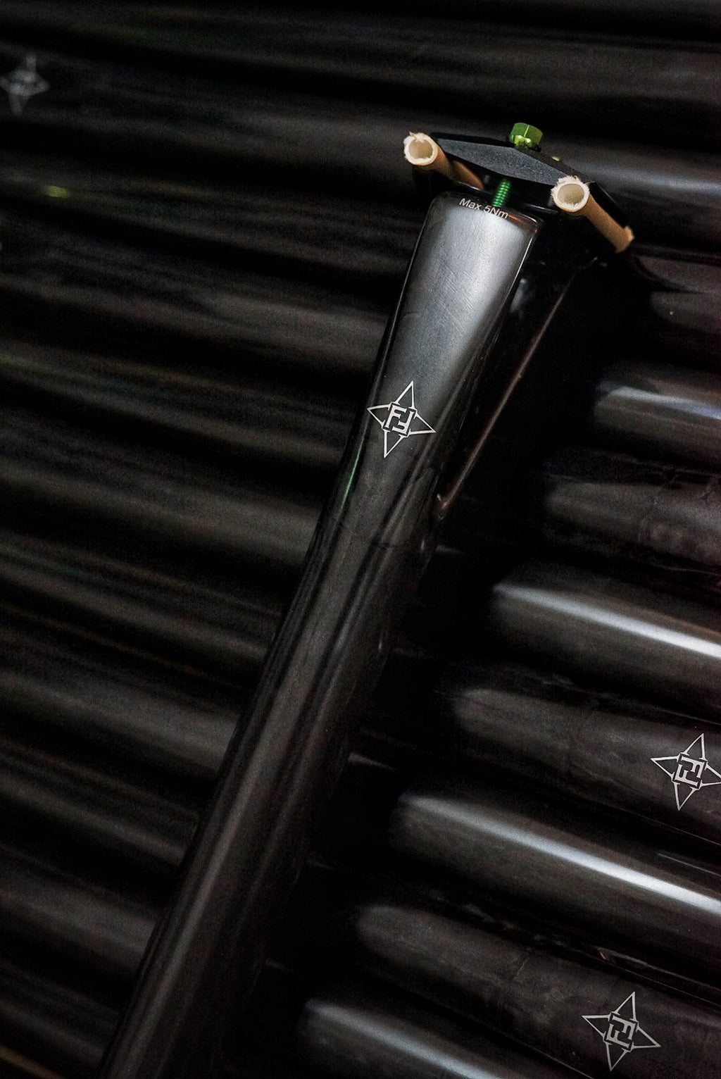 VoiceVelo Deep V Carbon Seatpost – 27.2mm / 30.9mm